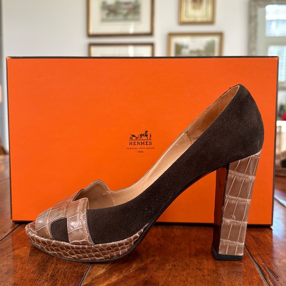 Hermès Suede and Alligator woman’s shoe Size 37. Iconic, vintage.